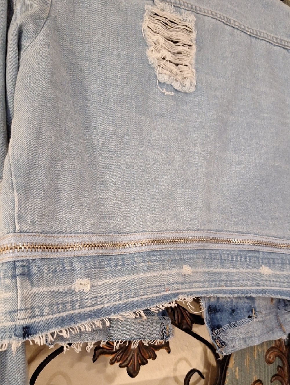 Light Blue Distressed Cropped Denim Jacket with Studded Cuffs. NWT Size Medium - Picture 14 of 16